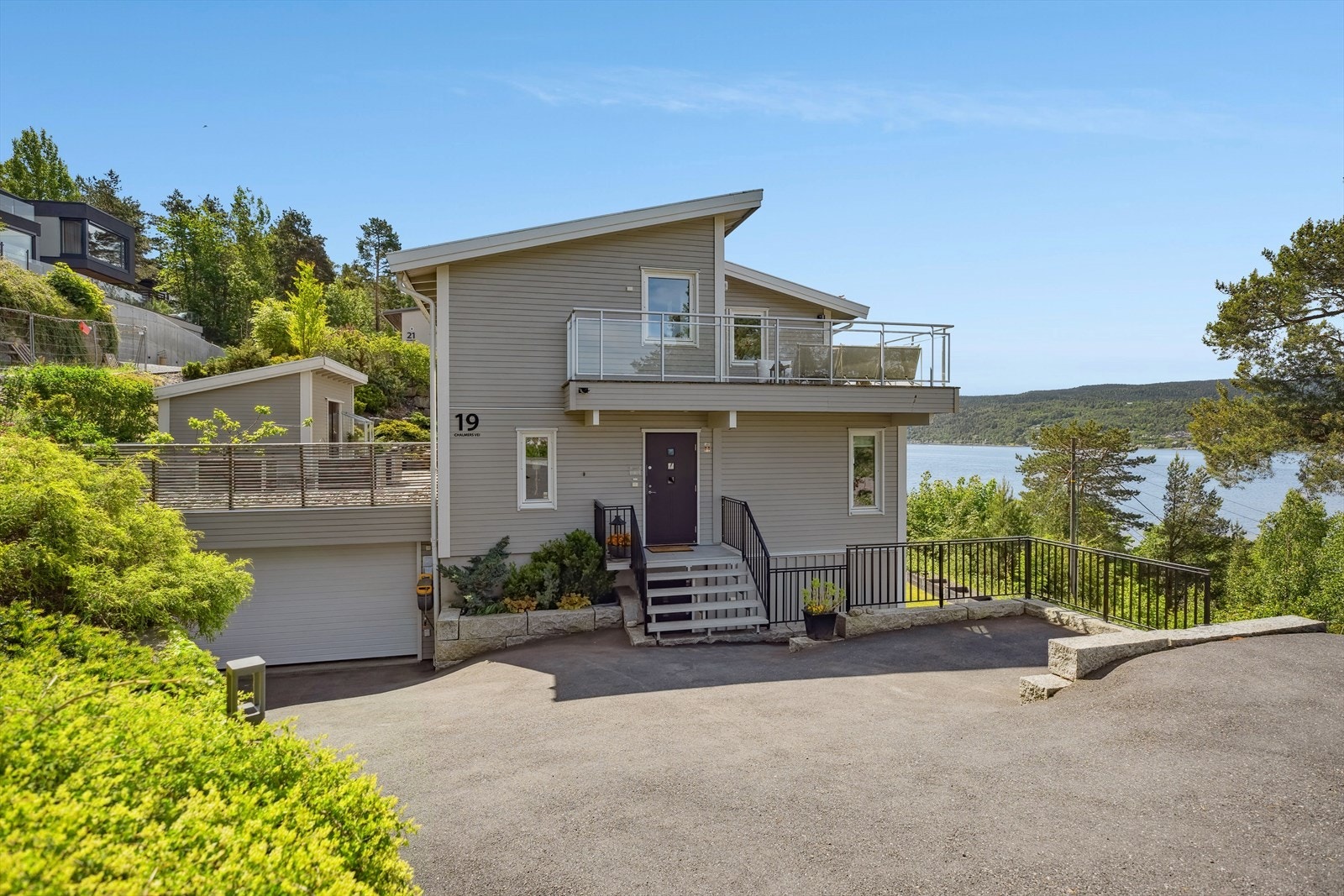 Uteplass utenfor 1. etasje med skiferbelagte partier og tregulv- terrasse på omtrent 45 kvm. Galleribilde