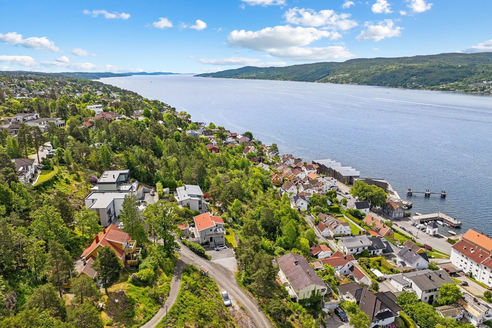 Kort vei til sentrum, dagligvare, badestrender og båthavn. Galleribilde