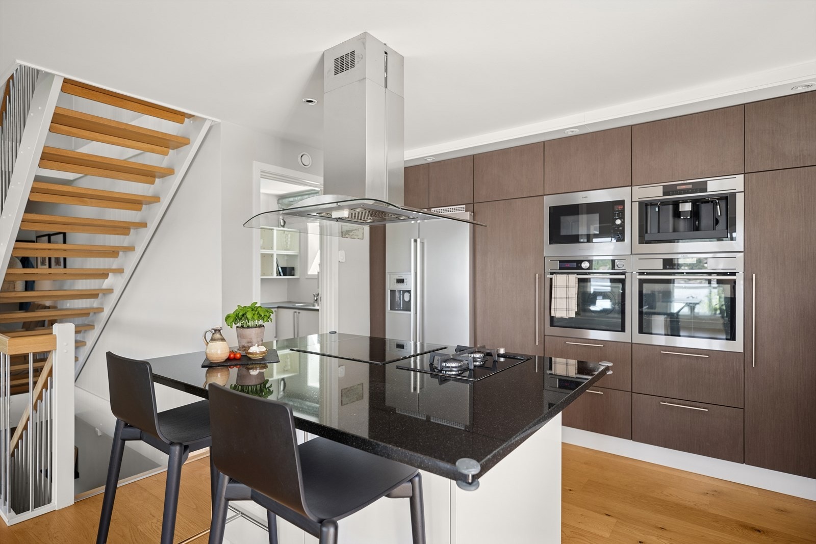 Godt utnyttet med innredning i en hendig vinkelform i en god miks av skuffer og skap. Galleribilde