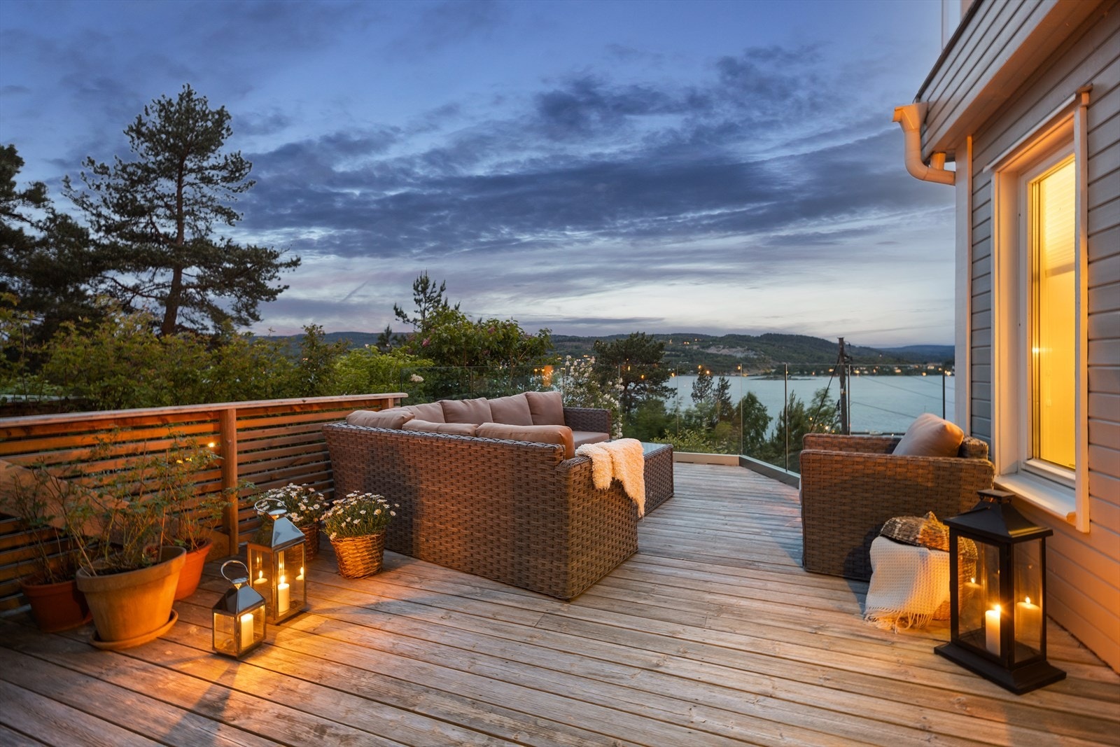 Stor terrasse med utsikt til vakkert naturlandskap. Galleribilde