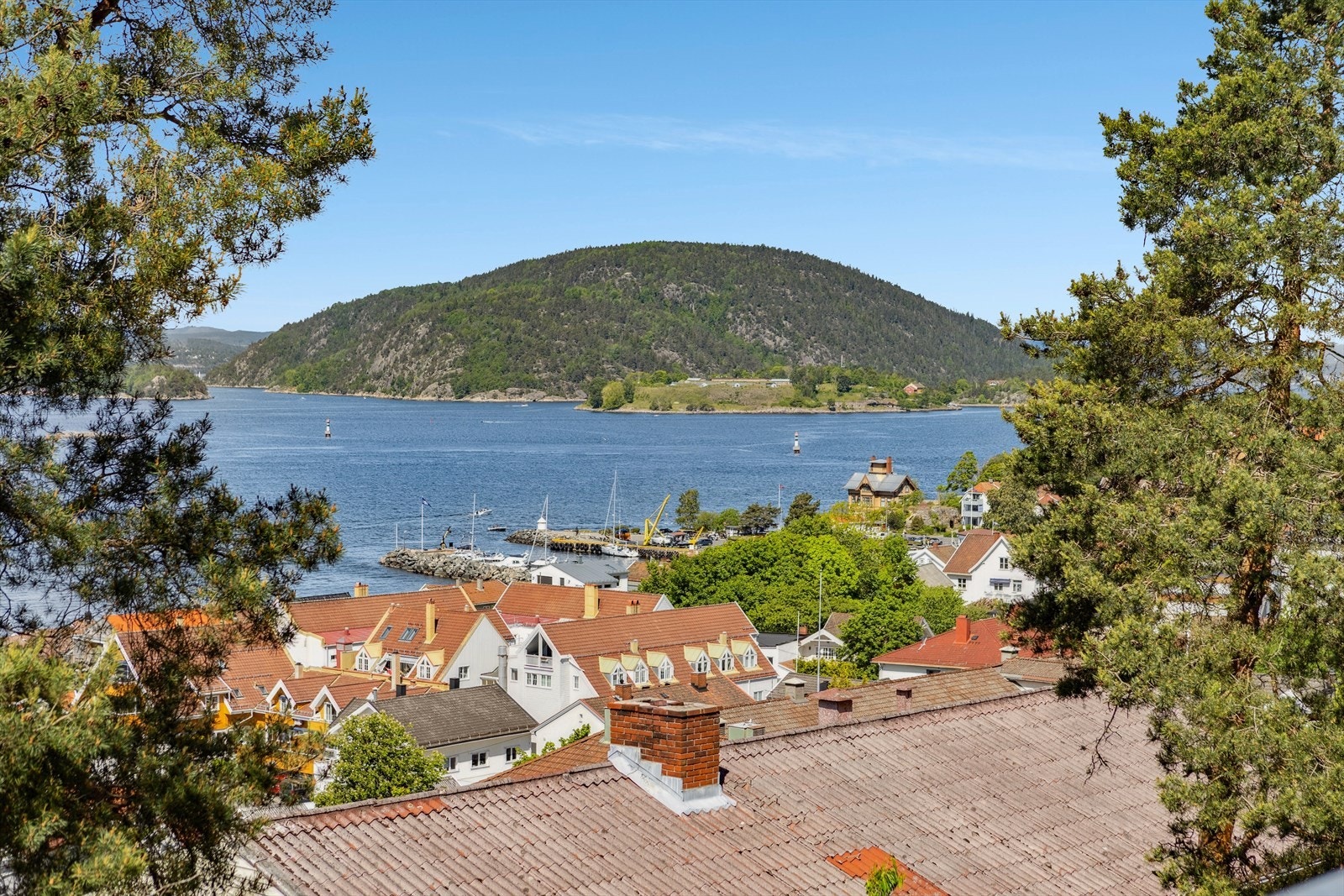 Fantastisk utsikt over både Drøbaksundet, vestfjorden og Oscarsborg. Galleribilde