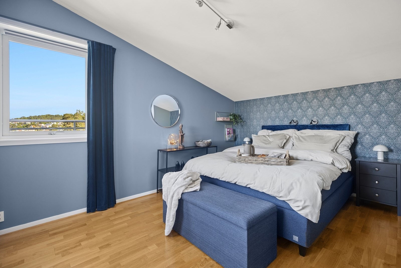 Huset har 6 soverom. Fire av rommene ligger i underetasjen, mens de resterende to befinner seg i boligens andre etasje. Galleribilde