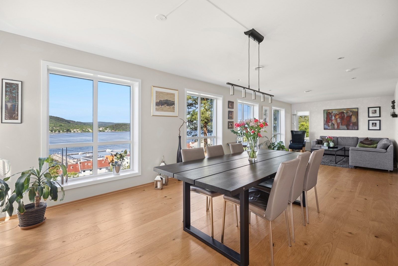 Store vindusflater slipper rikelig med naturlig lys inn i rommet og er med på å gi en luftig romfølelse. Galleribilde