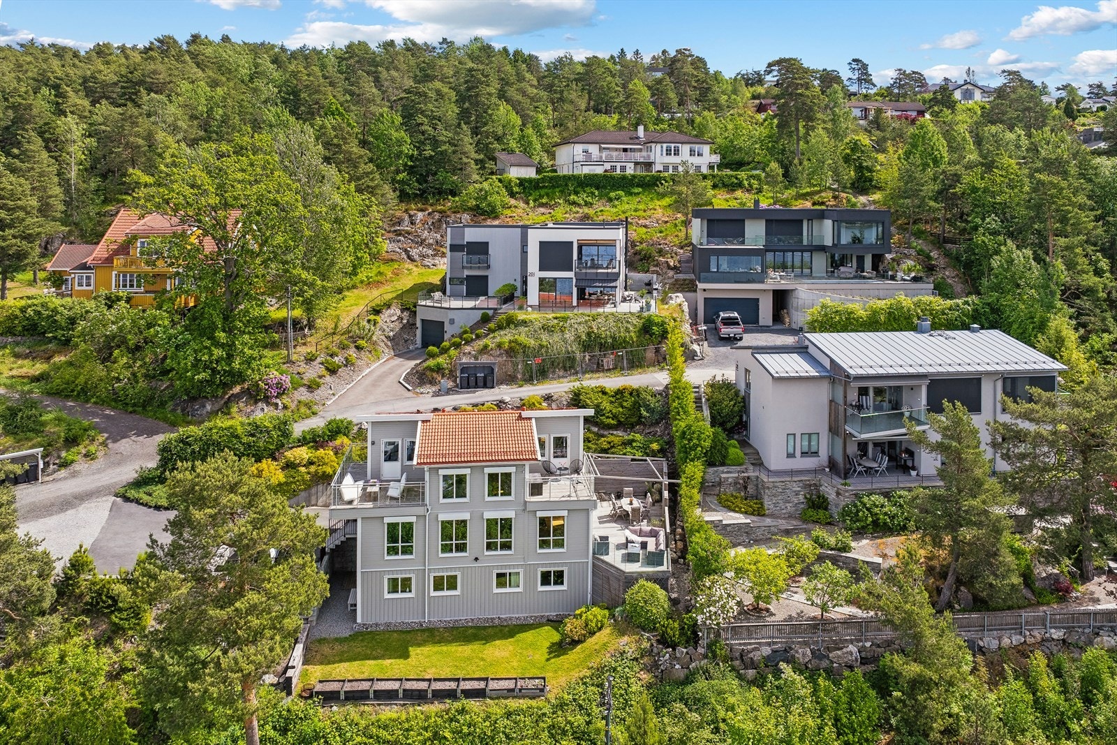 Klassisk og tiltalende enebolig over 3 etasjer, med parkmessig opparbeidet hage, innkjørsel og parkering i dobbelgarasje med elbillader. Galleribilde