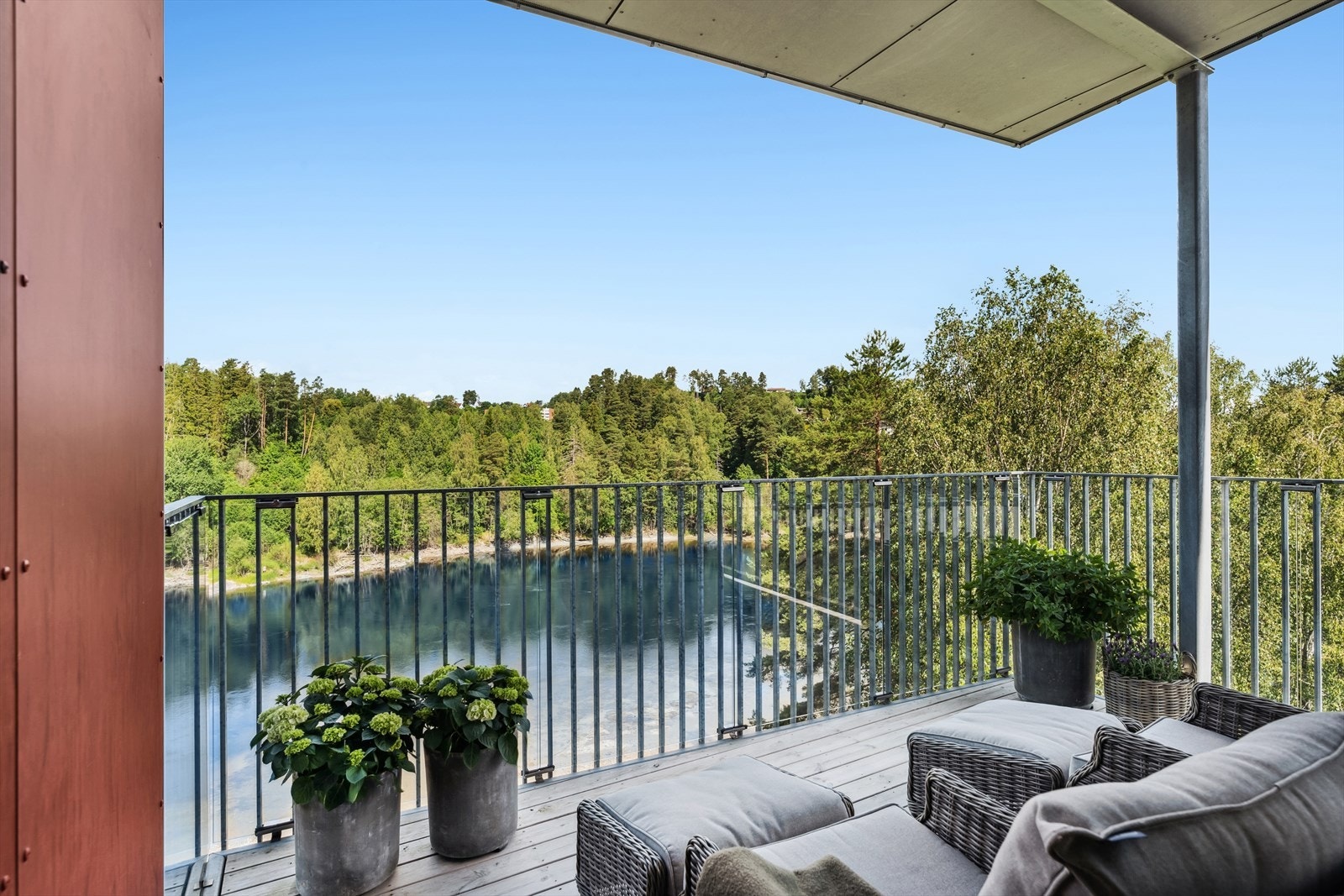 Her bor du i fantastiske omgivelser, med elva som nærmeste nabo. Balkongen er stille, uforstyrret og uten innsyn. Et perfekt sted å nyte roen og naturen rundt. Galleribilde