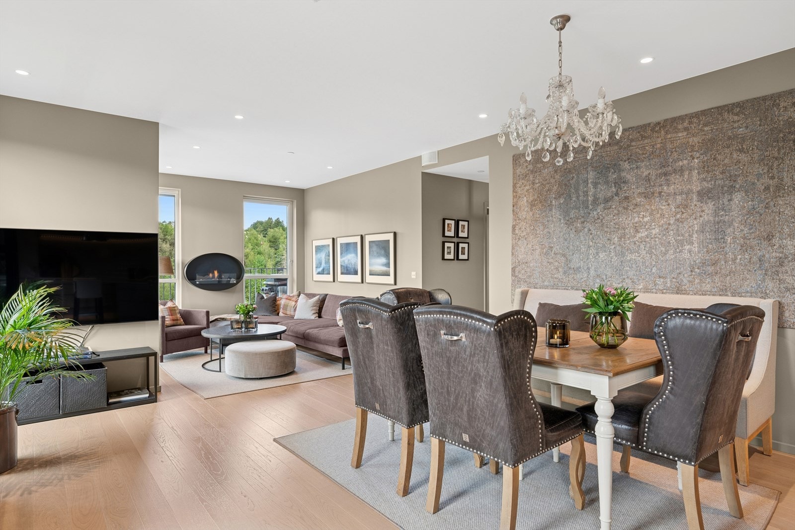 Rommet har parkettgulv og vegger malt i fin fargetone. Galleribilde