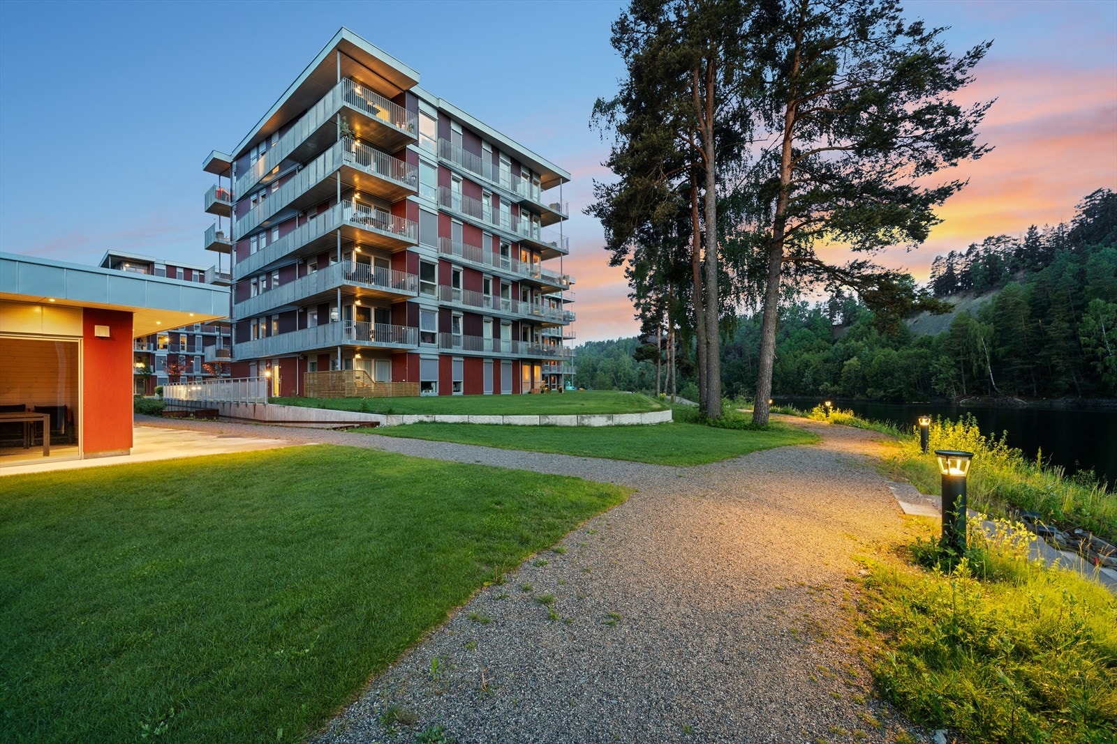 Flotte og innbydende fellesarealer i Elveparken, som også er av byens "Elvelangs". Se lenke om Elvelangs i nettannonsen. Galleribilde