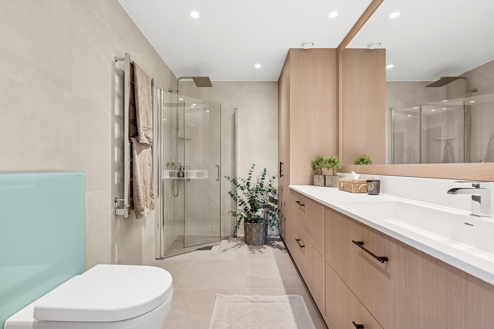 Det er to delikate og flislagte baderom i leiligheten. Galleribilde