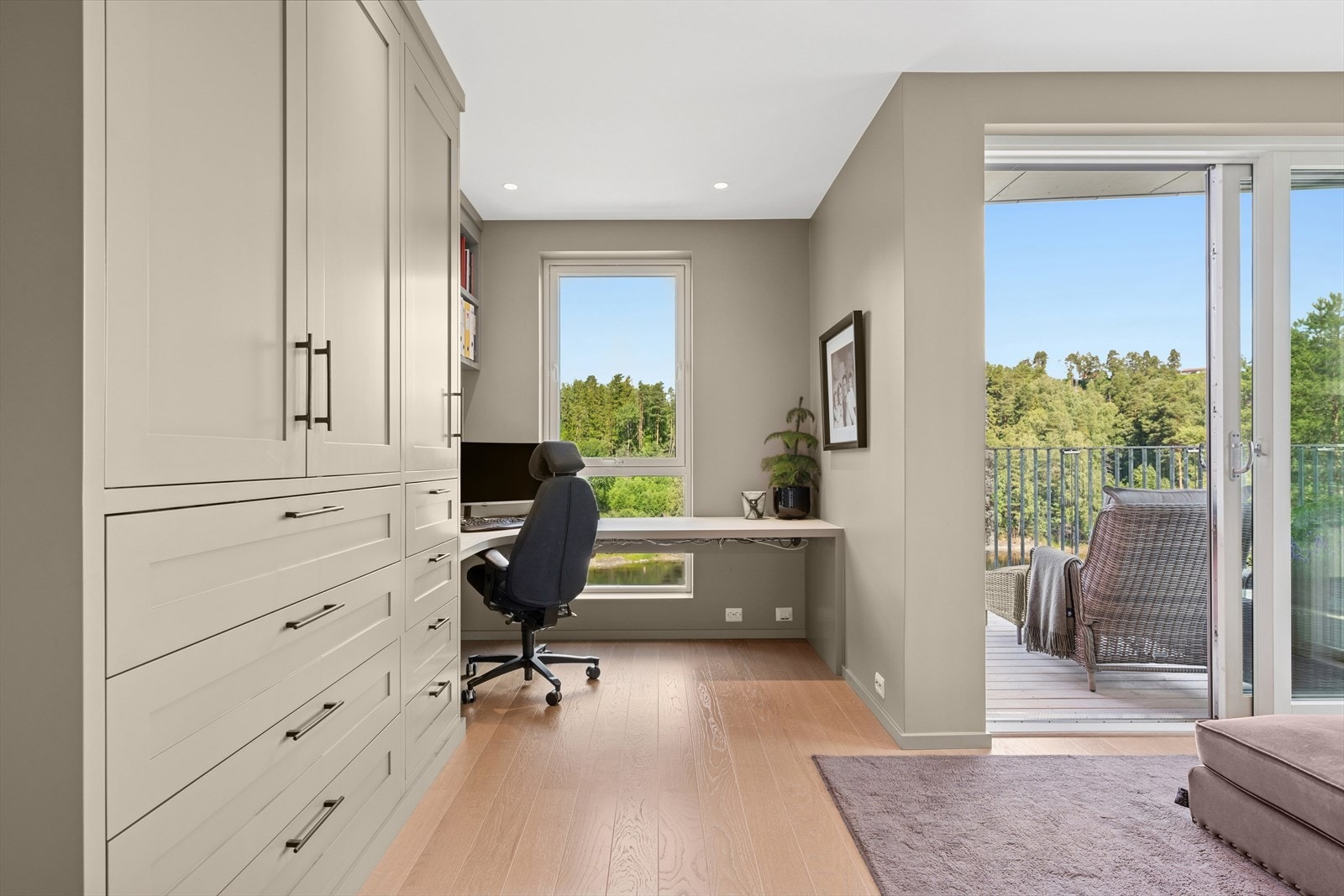 Plassbygget kontorplass i TV-stue (soverom 4) med nydelig utsikt over Storelva. Galleribilde