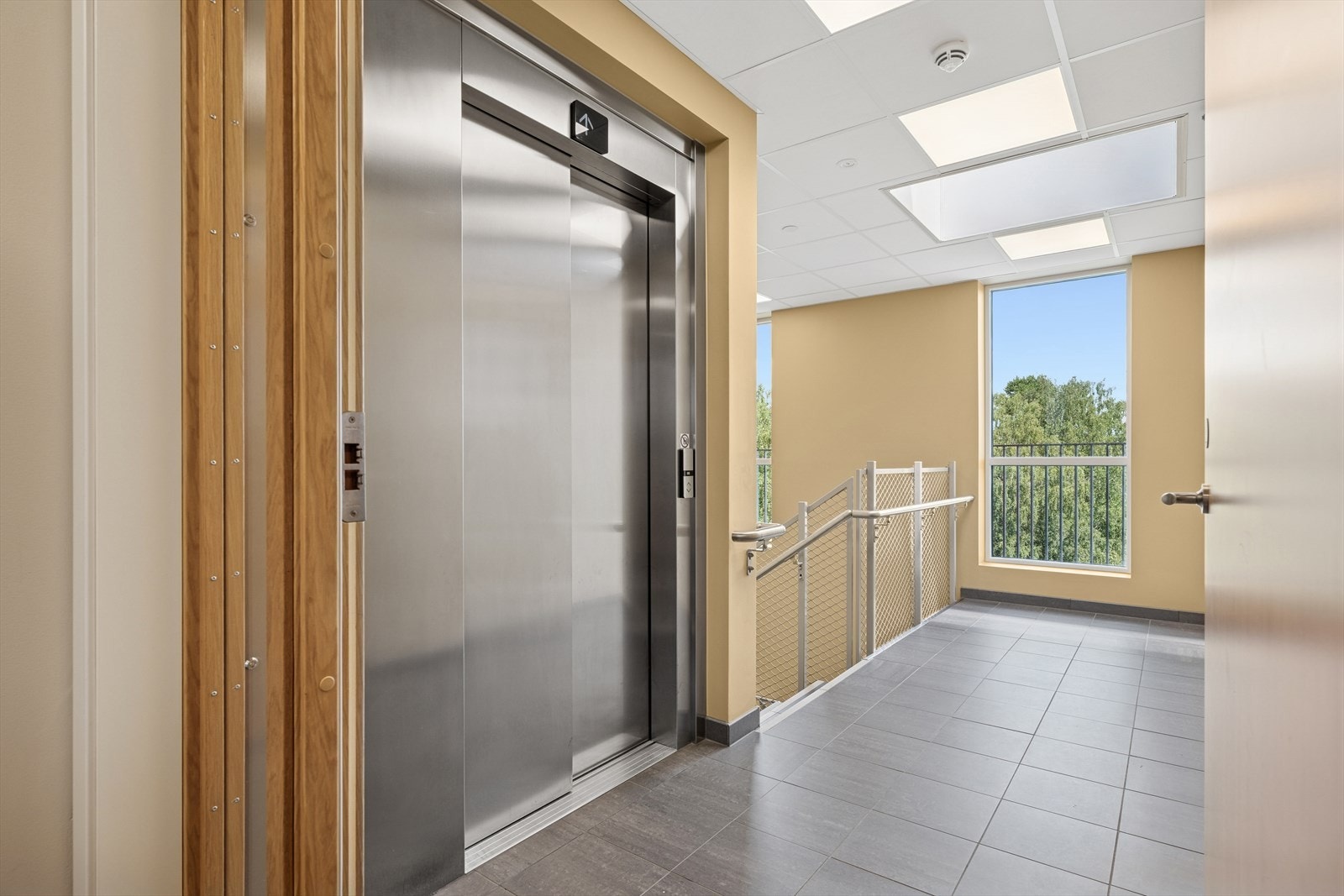 Opplev en sømløs og komfortabel ankomst med direkte heisadkomst fra garasjeplan til leilighetsplan. Mulighet for å leie parkeringsplass i garasjeanlegget med elbillader. Galleribilde