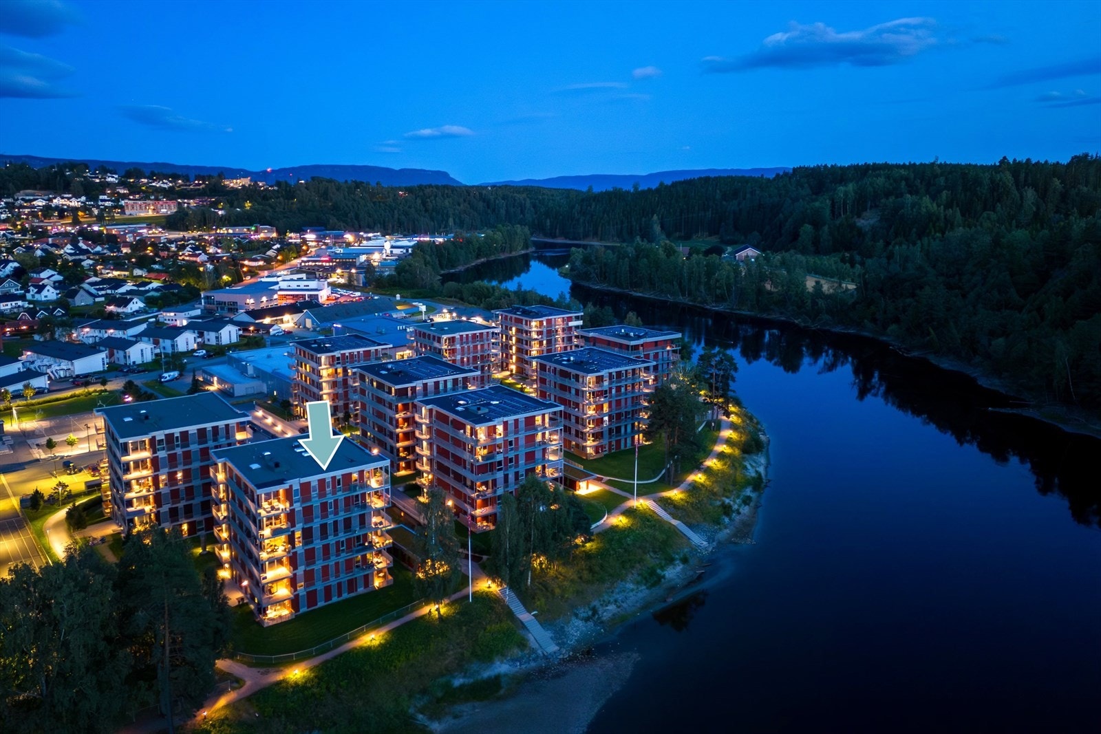 Her får du en toppetasjeleilighet som strekker seg over en halv etasje med bl.a. to bad, to stuer og to gode balkonger... Galleribilde