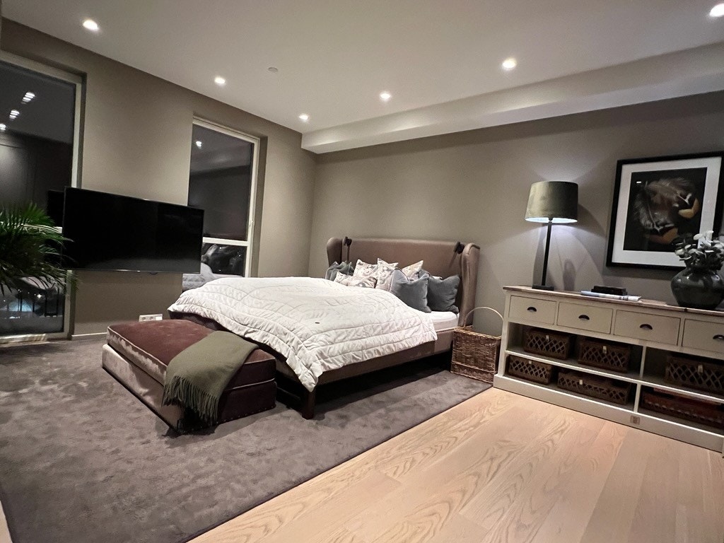 Selgers egne bilder: Stuen er i dag innredet som et elegant hovedsoverom med privat balkong og kontor. En gjennomført og delikat løsning som gir en tydelig suitefølelse. Galleribilde