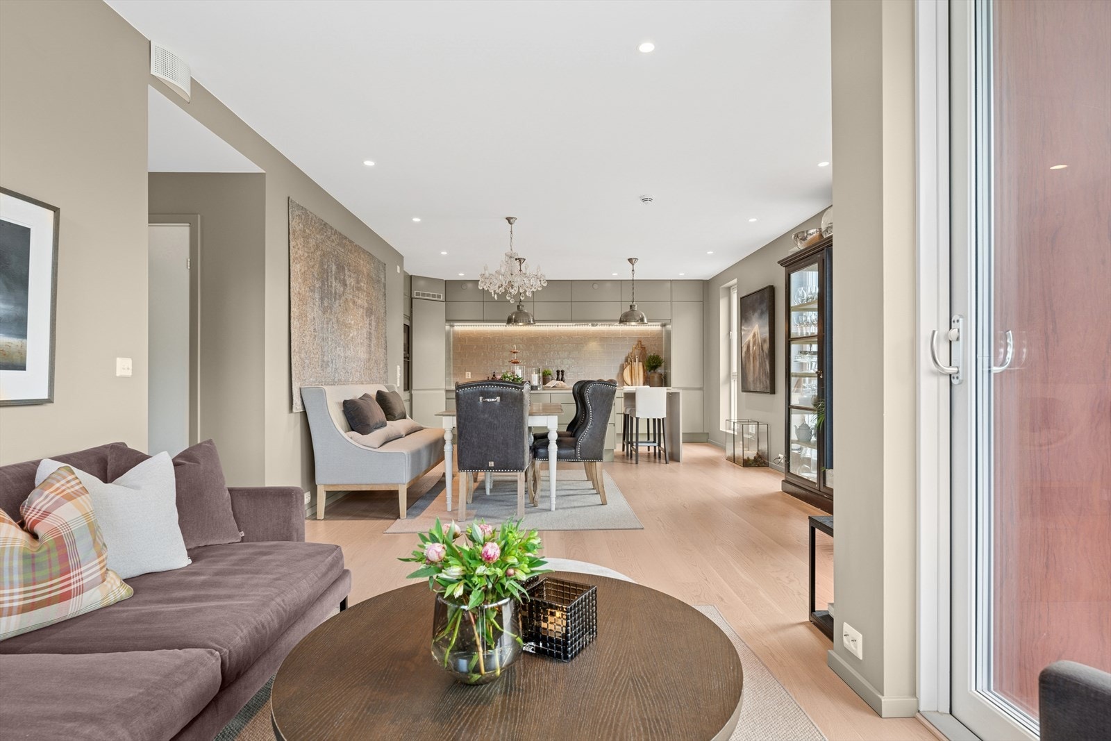 Leiligheten har downlights i himling, vannbåren gulvvarme og balansert ventilasjon. Galleribilde