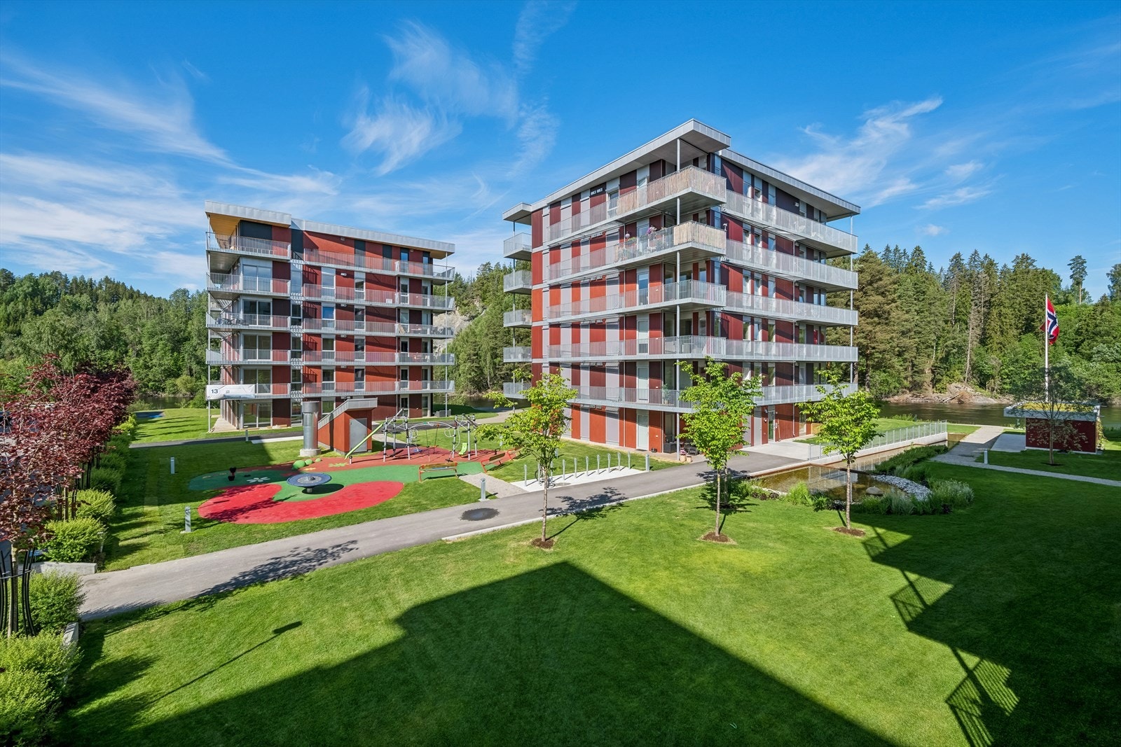 Velstelte fellesarealer med vakre vannspeil og en innbydende lekeplass. Galleribilde