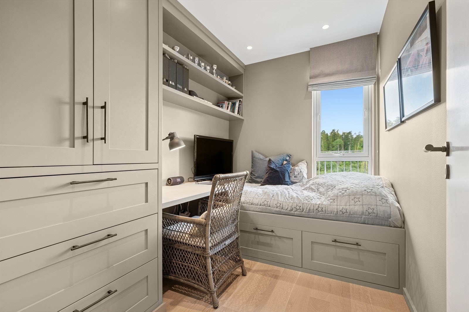 Soverommene byr på plassbygde løsninger om skaper et elegant og helhetlig uttrykk. Galleribilde