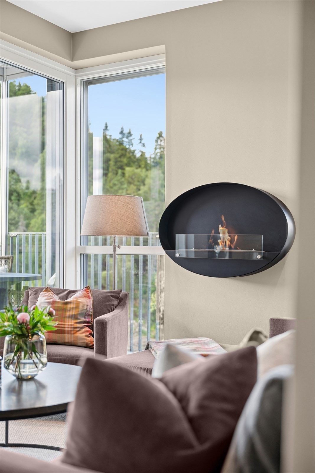 Vegghengt bioetanol peis gir en lun atmosfære. Galleribilde