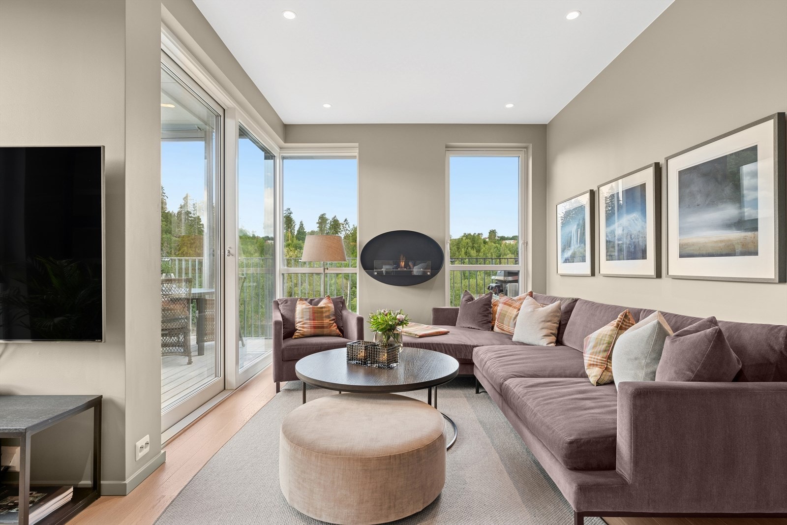 Fra oppholdsrommet er det utgang til en av leilighetens herlige balkonger. Galleribilde