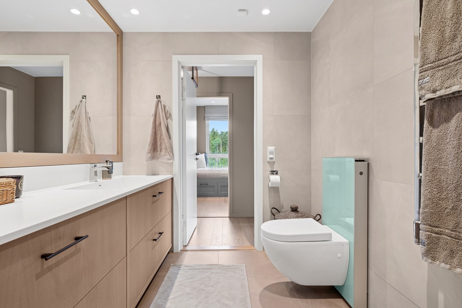 Hovedbadet består av plassbygd innredning, veggmontert toalett, dusjhjørne og elektrisk håndkletørker med tidsstyring. Galleribilde