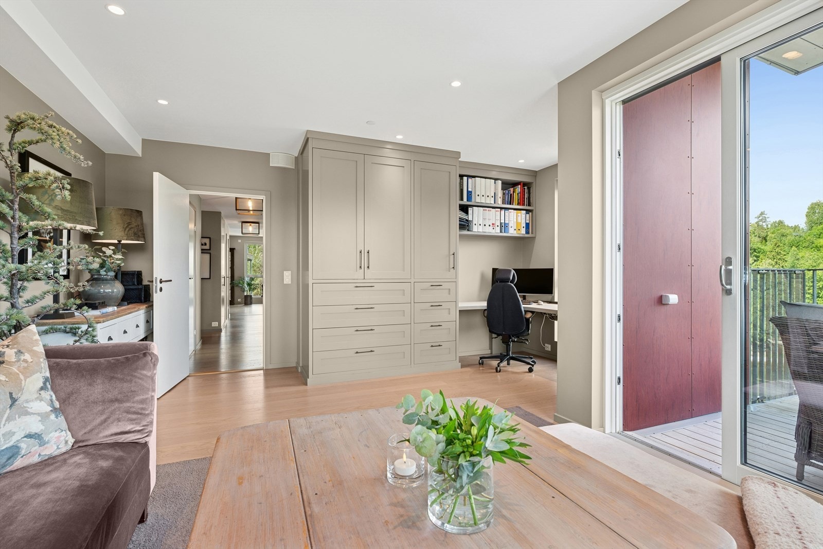 Her får du direkte tilgang til egen balkong og en smart, plassbygget kontorløsning. Galleribilde