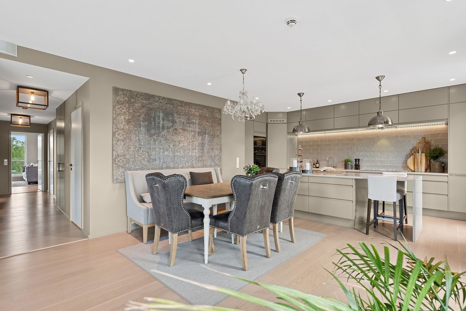 Smakfull eierleilighet fra 2019 med god kvalitet i utførelse og nøye gjennomtenkte løsninger. Et hjem som kombinerer stil, komfort og funksjon. Galleribilde