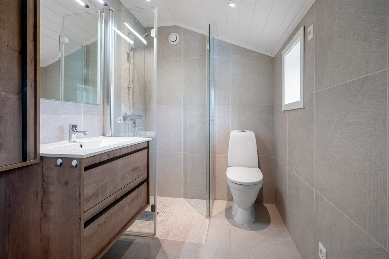 Pent baderom med gulvvarme. Galleribilde