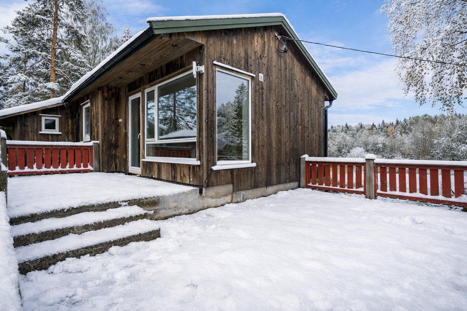 Hytta har en romslig terrasse. Galleribilde