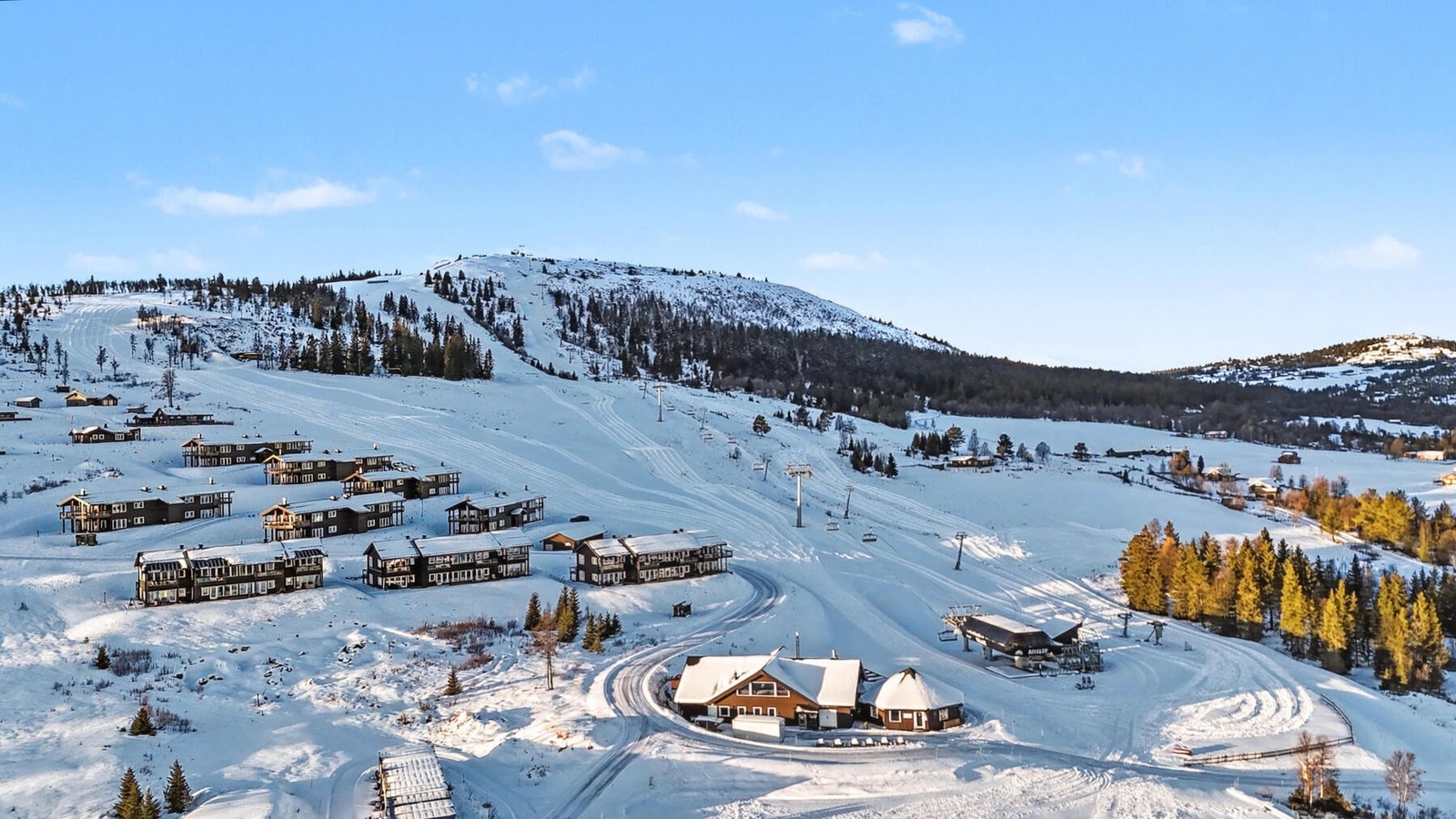 Familievennlig skiheis med 6-seters stolheis og 7 nedfarter for ulike nivåer. Nederst i bakken ligger Åttekanten - et hyggelig serveringssted. Galleribilde