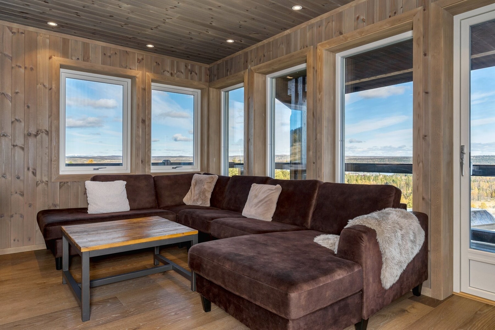 Oppholdsrommet har god plass til møblering. Galleribilde