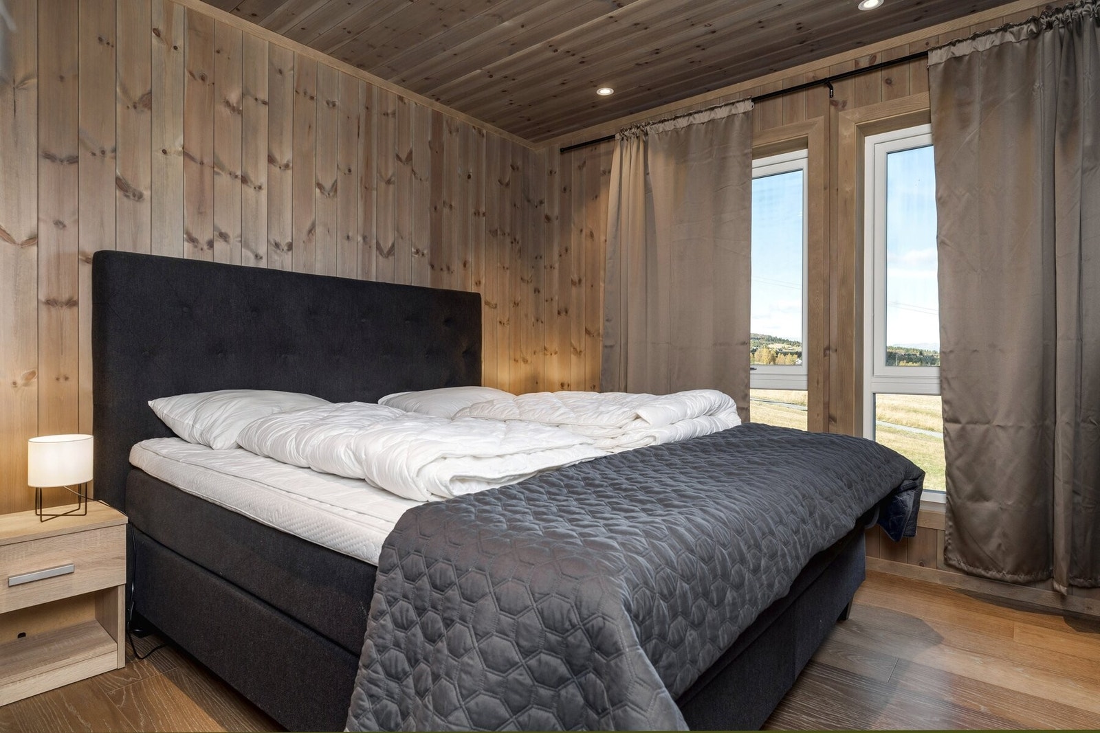Hovedsoverom med utsikt mot bakken. Galleribilde