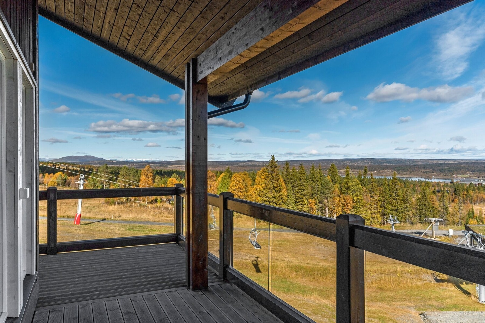 Fra verandaen er det flott utsikt utover utover Nystølfjellet, Valdres og Jotunheimen. Galleribilde