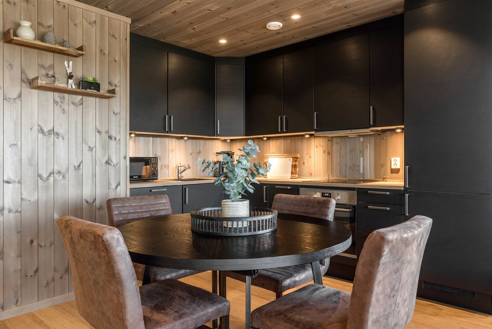 Kjøkkeninnredning med slette malte fronter, heltre benkeplate og integrert platetopp, komfyr, oppvaskmaskin og kjøl/fryseskap. Galleribilde