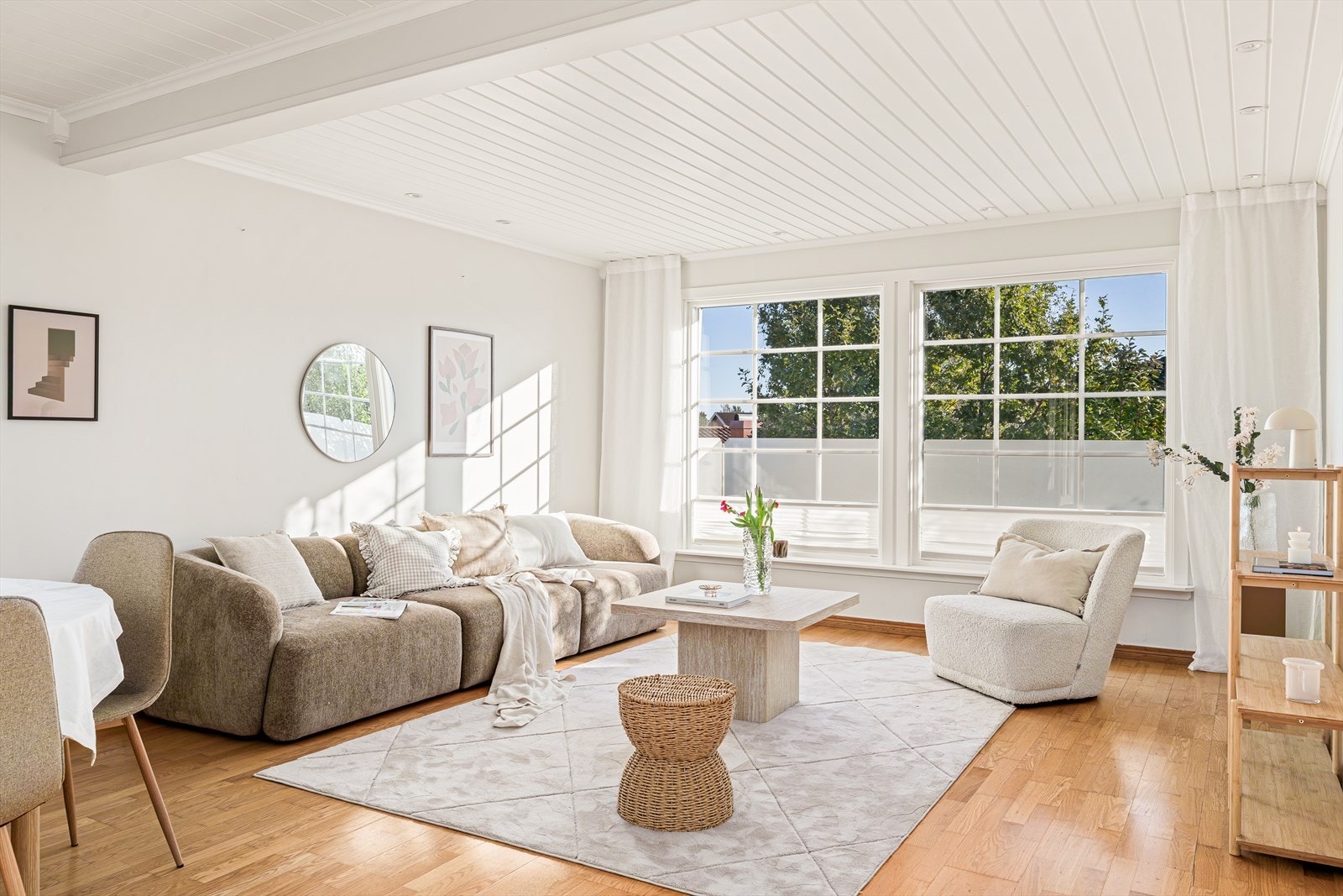 Stuen fremstår som både elegant og luftig, med generøse vindusflater som slipper inn rikelig med dagslys og understreker den romslige følelsen. Her kombineres stilrene detaljer med en varm atmosfære - perfekt for både hverdagsliv og sosiale sammenkomster. Galleribilde