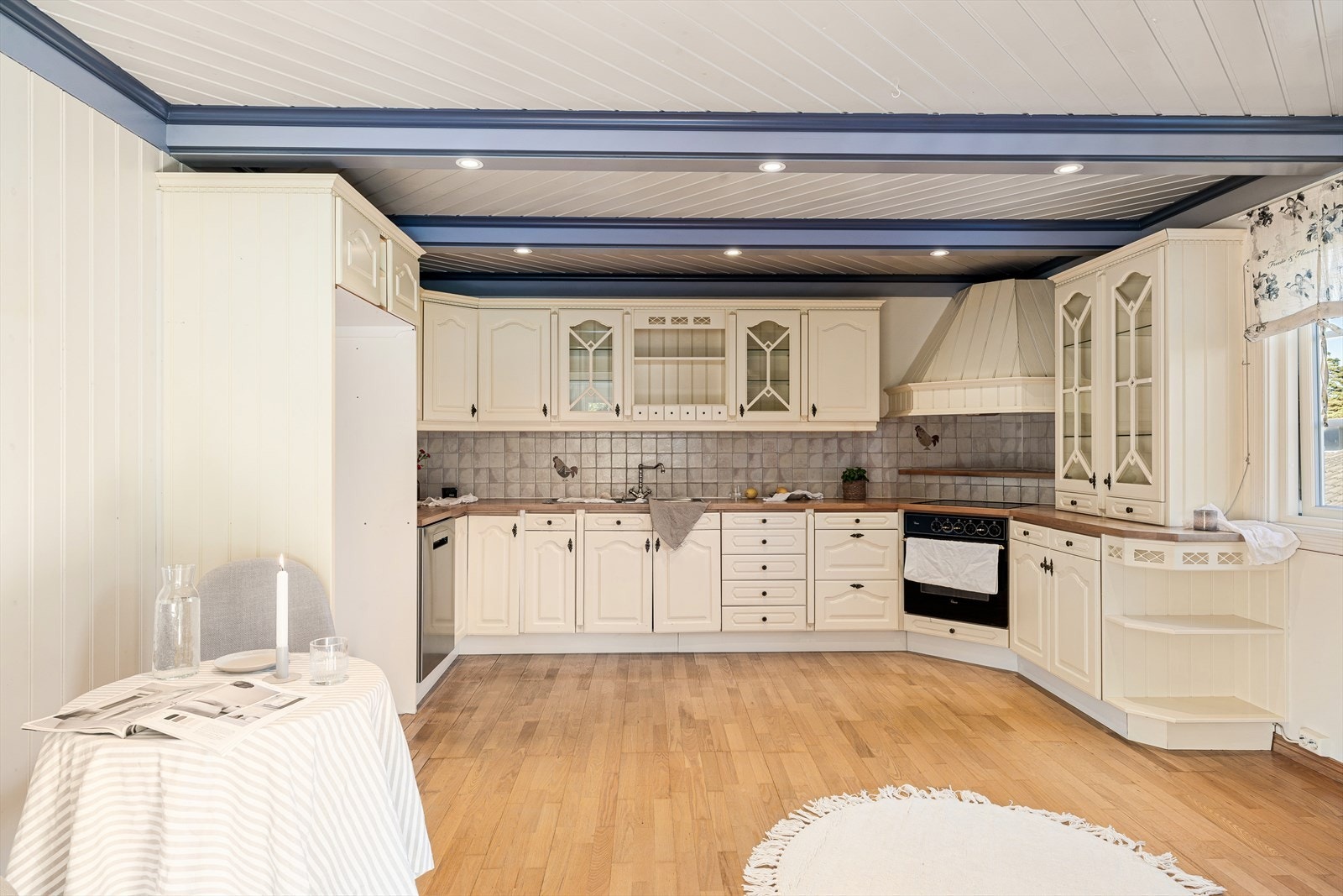 Kjøkkenet byr på rikelig plass til en fullverdig spisestue. Her ligger alt til rette for både hverdagslige måltider og større selskap - i et rom som kombinerer funksjonalitet med klassisk eleganse. Galleribilde