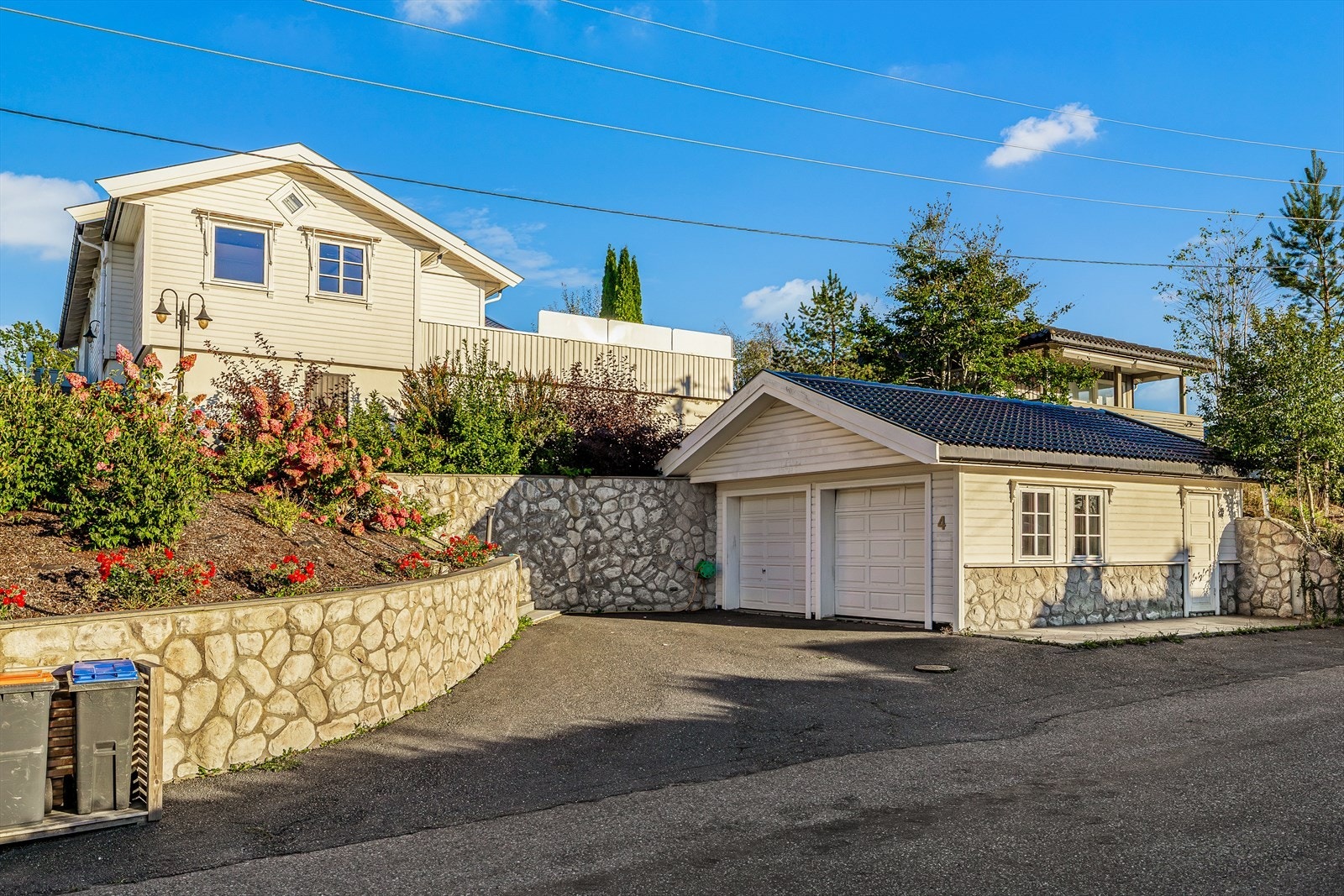 Svært ettertraktet beliggenhet på et lite høydedrag - solrikt, luftig og med en følelse av en privat oase. Galleribilde