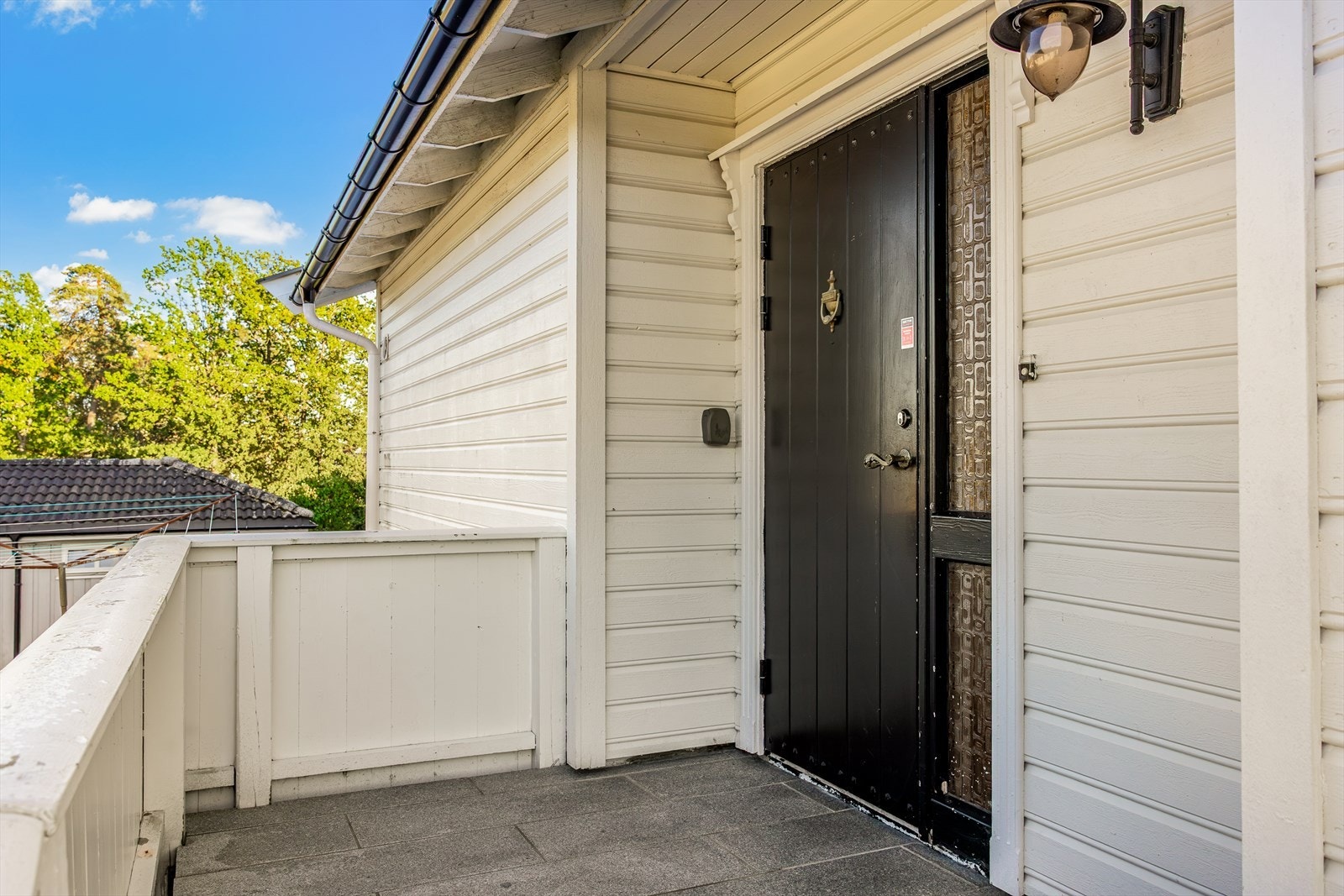 Inngangspartiet fremstår som både elegant og gjennomført, med skiferlagt gulv som gir et tidløst og solid uttrykk. Galleribilde