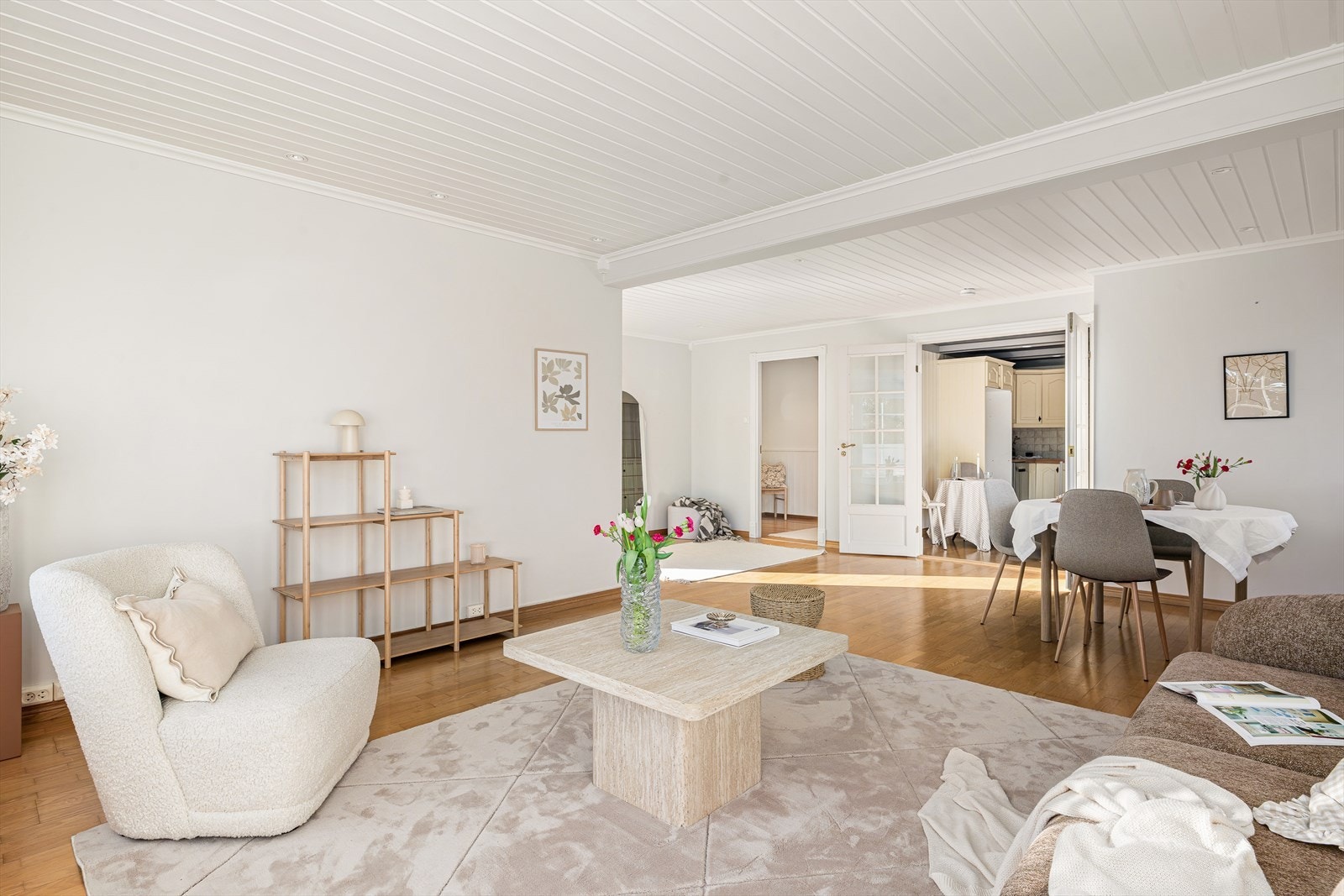 Den generøse planløsningen gir rikelig plass til flere møbleringssoner - enten du ønsker en egen lesekrok, en sosial sofagruppe eller en stilfull spisestue. Her ligger alt til rette for å skape et hjem med både funksjon og finesse. Galleribilde