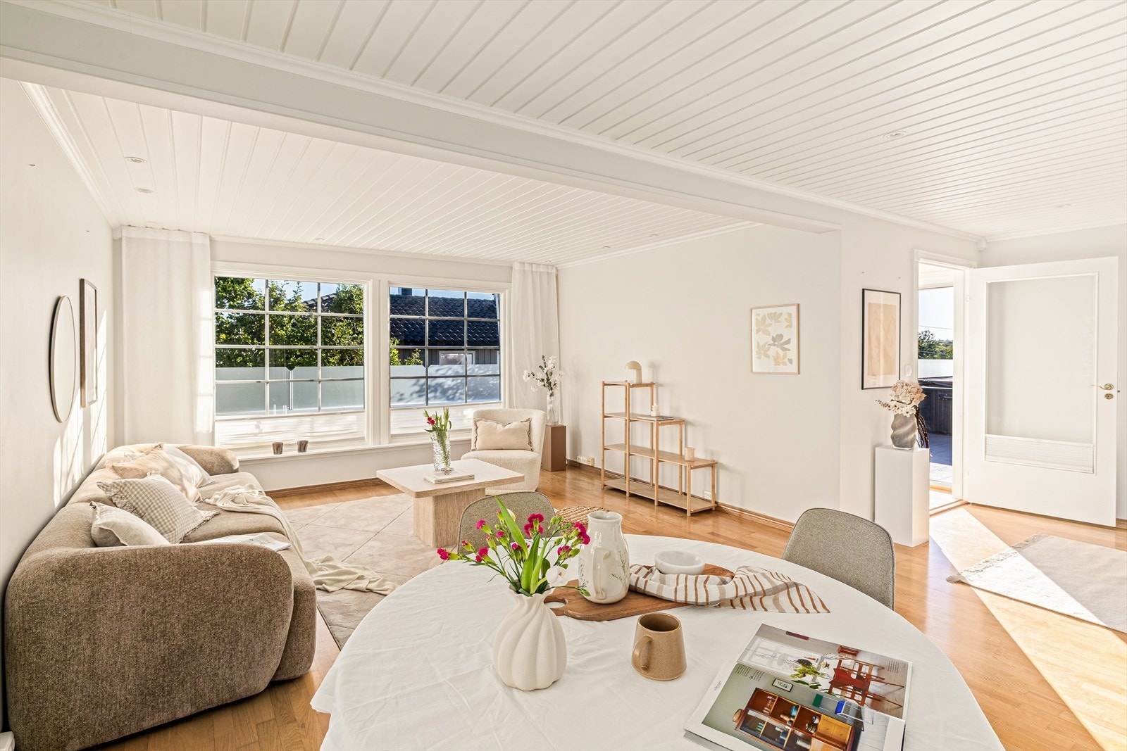 Himlingen er kledd med elegant, malt panel som gir et tidløst og sofistikert uttrykk. Integrerte downlights sørger for en jevn og behagelig belysning, og fremhever rommets kvaliteter på en diskret og stilfull måte. Galleribilde