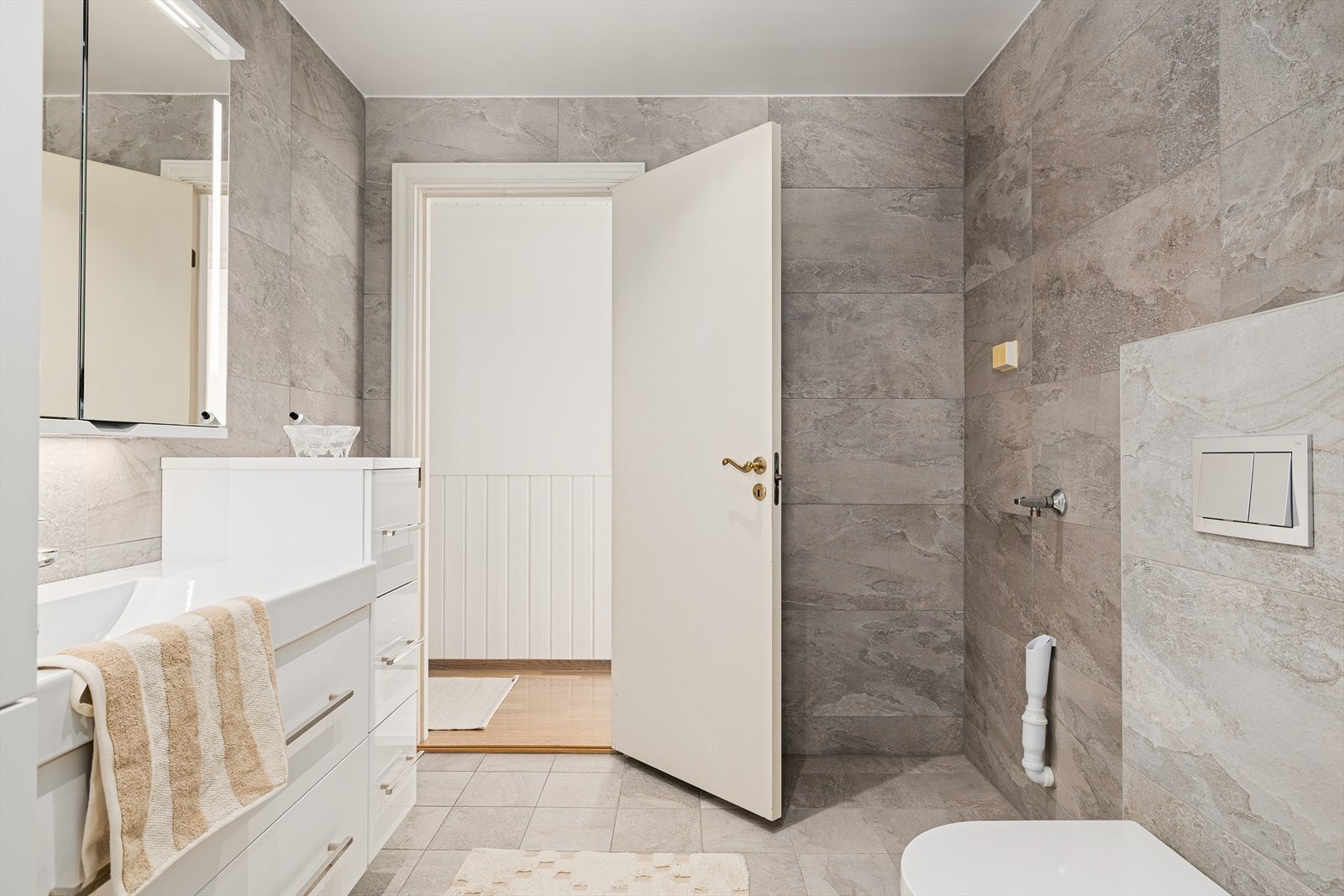 Praktisk opplegg for vaskemaskin er integrert i rommet. Galleribilde