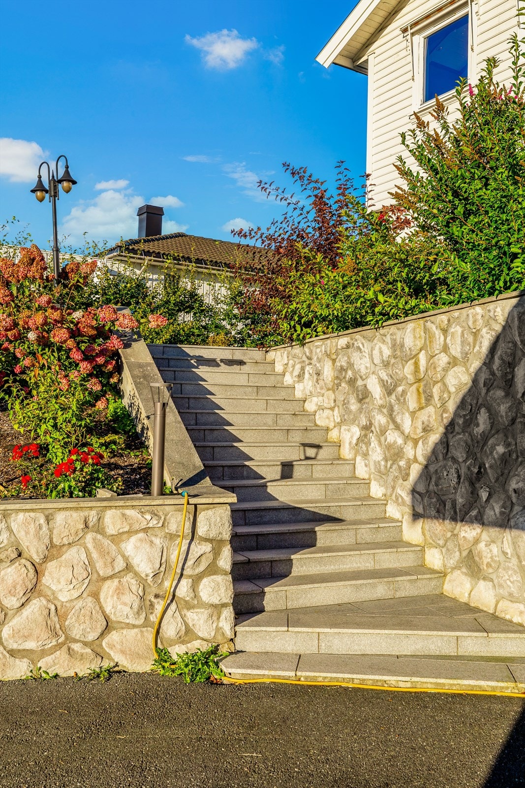 Ønskes velkommen hjem via en elegant skiferlagt trapp med varmekabler - en varm og stilfull inngang som setter tonen for boligens kvaliteter. Galleribilde