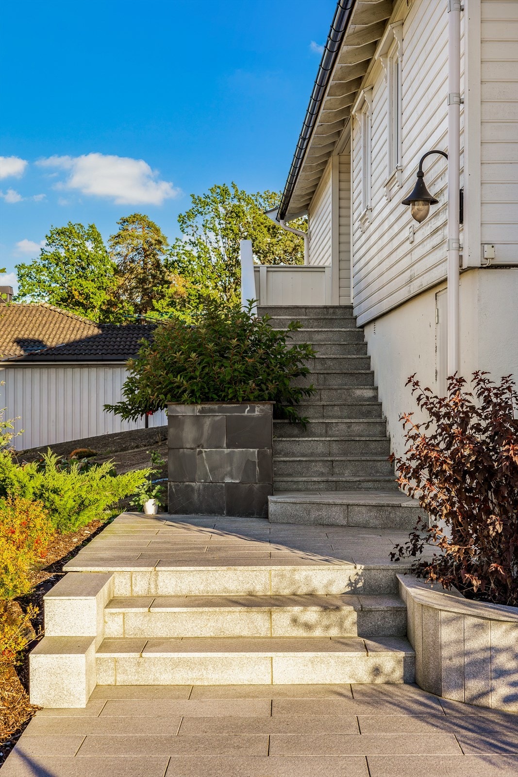 Elegant skifertrapp med varmekabler - en stilfull og komfortabel velkomst som setter tonen for resten av boligen. Galleribilde