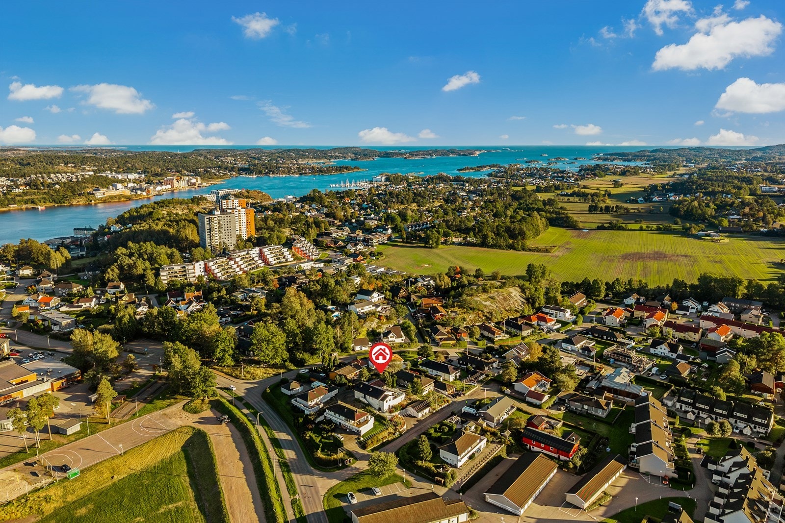 Sjønær beliggenhet med kort vei til både fjord, strand og åpent hav - her bor du tett på kystens beste kvaliteter, med naturen som nærmeste nabo. Galleribilde