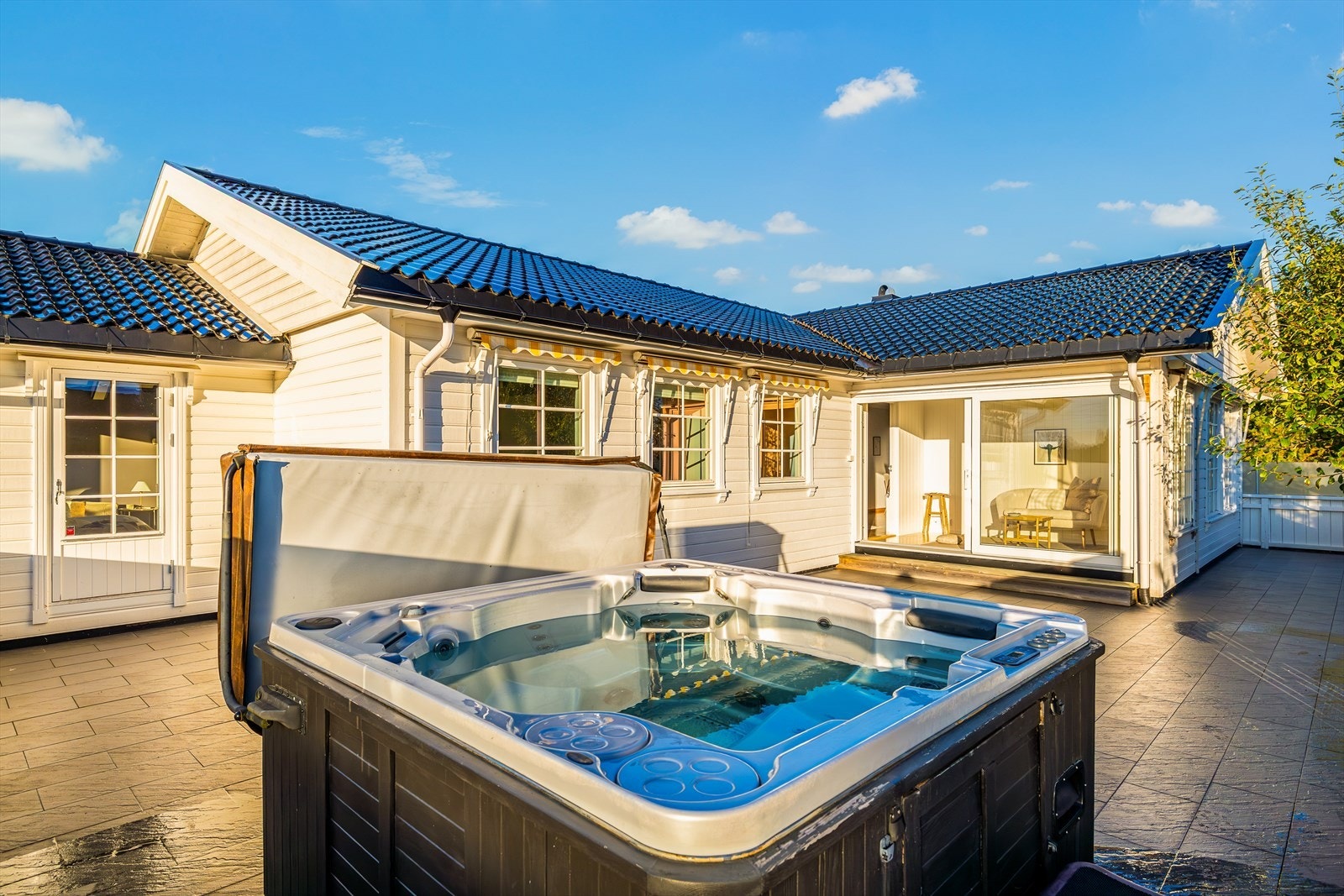 Stor, solrik terrasse med begrenset innsyn - her kan du nyte rolige dager og sosiale kvelder i private og behagelige omgivelser. Galleribilde