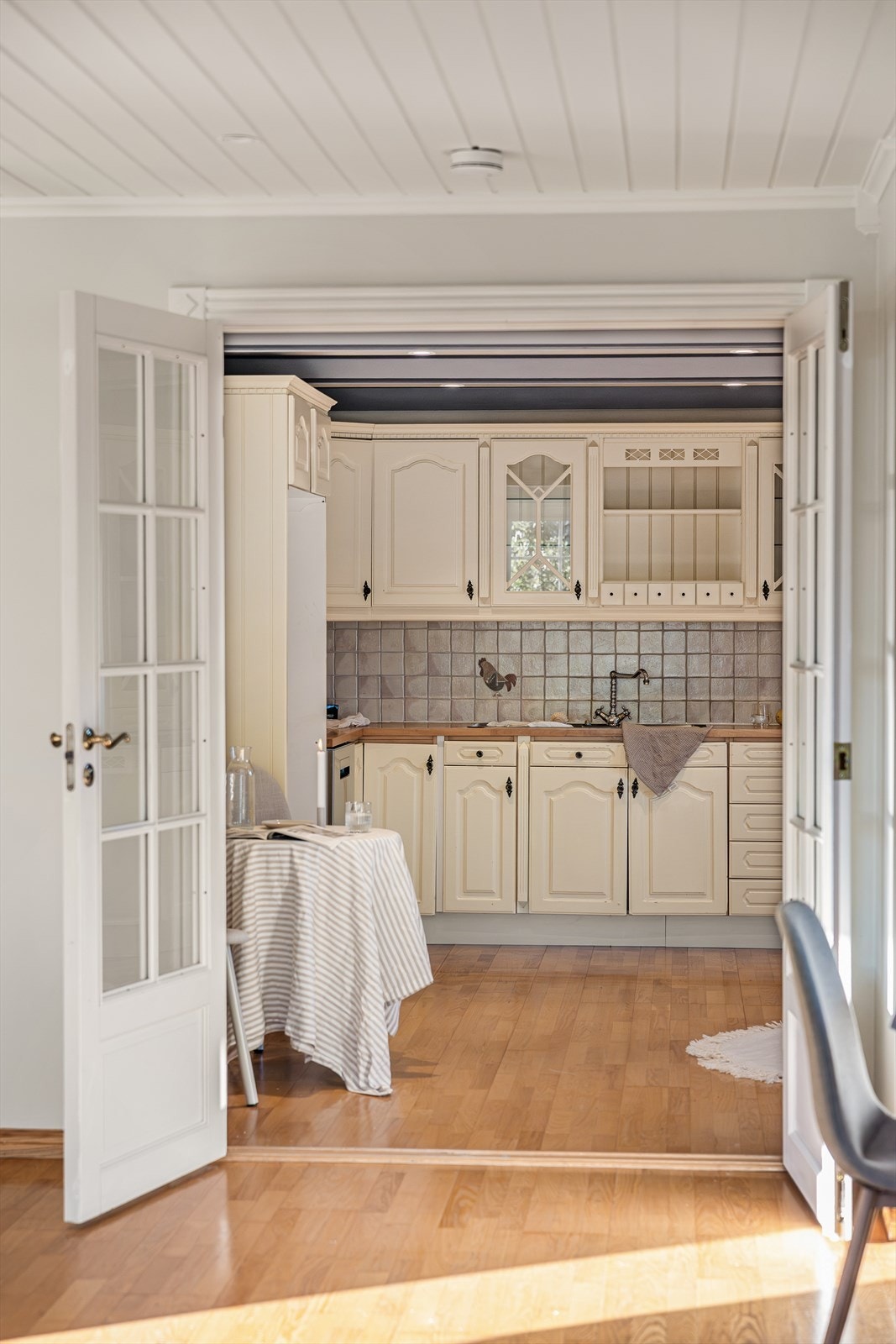 En vakker tofløyet dør åpner opp til et imponerende romslig kjøkken - et naturlig samlingspunkt. Galleribilde