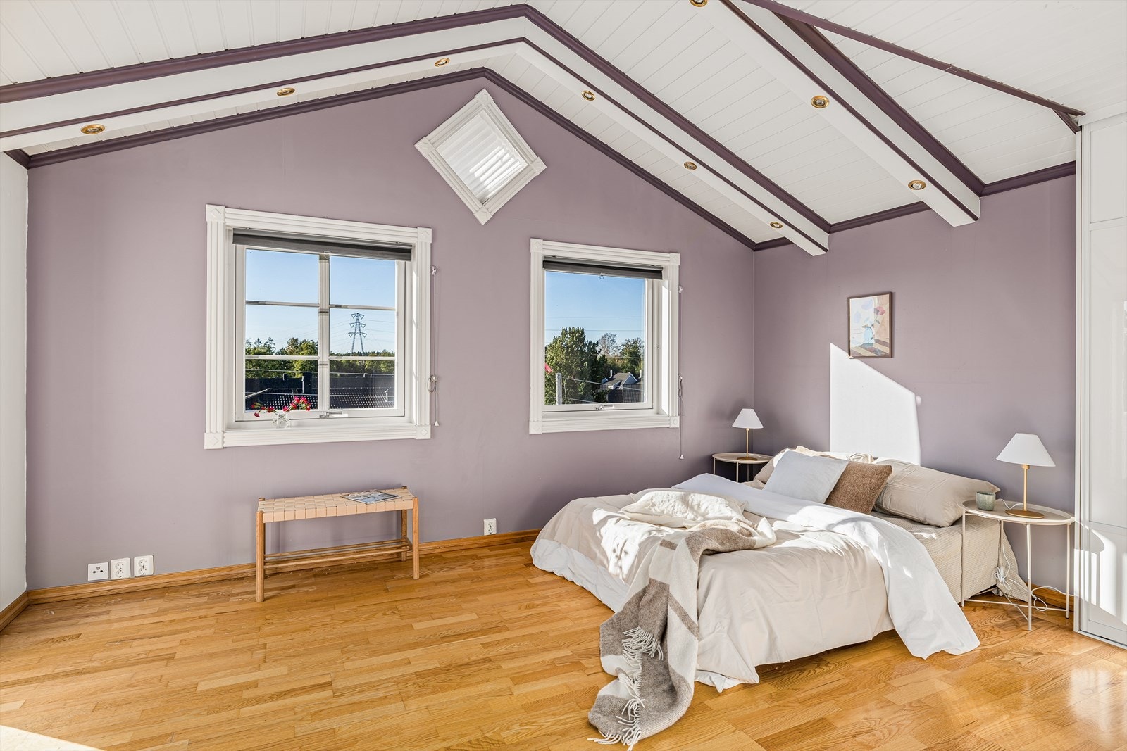 Lekkert og innbydende hovedsoverom med god plass, stilfull parkett og moderne downlights som skaper en lun og eksklusiv atmosfære. Galleribilde