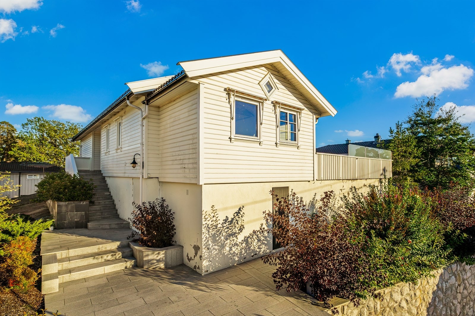 Praktisk oppbevaringsplass i kjellerrom - ideelt for sesongutstyr, sportsutstyr eller ekstra lagring. Galleribilde