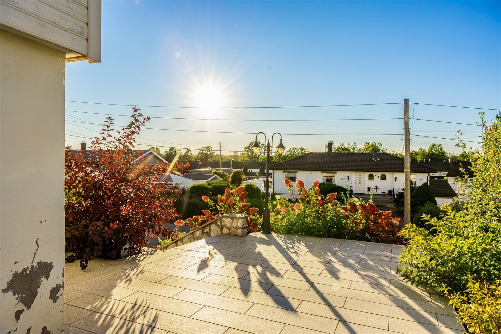 Lettstelte og pent opparbeidede uteområder med vakre bed og dekorative busker - perfekt for deg som ønsker en hage som både er innbydende og enkel å vedlikeholde. Galleribilde