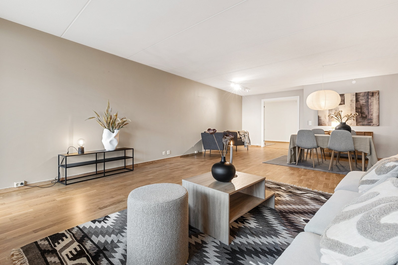 Åpen stue- og spisestueløsning med god plass til både sofagruppe, TV-løsning og spisebord. Galleribilde