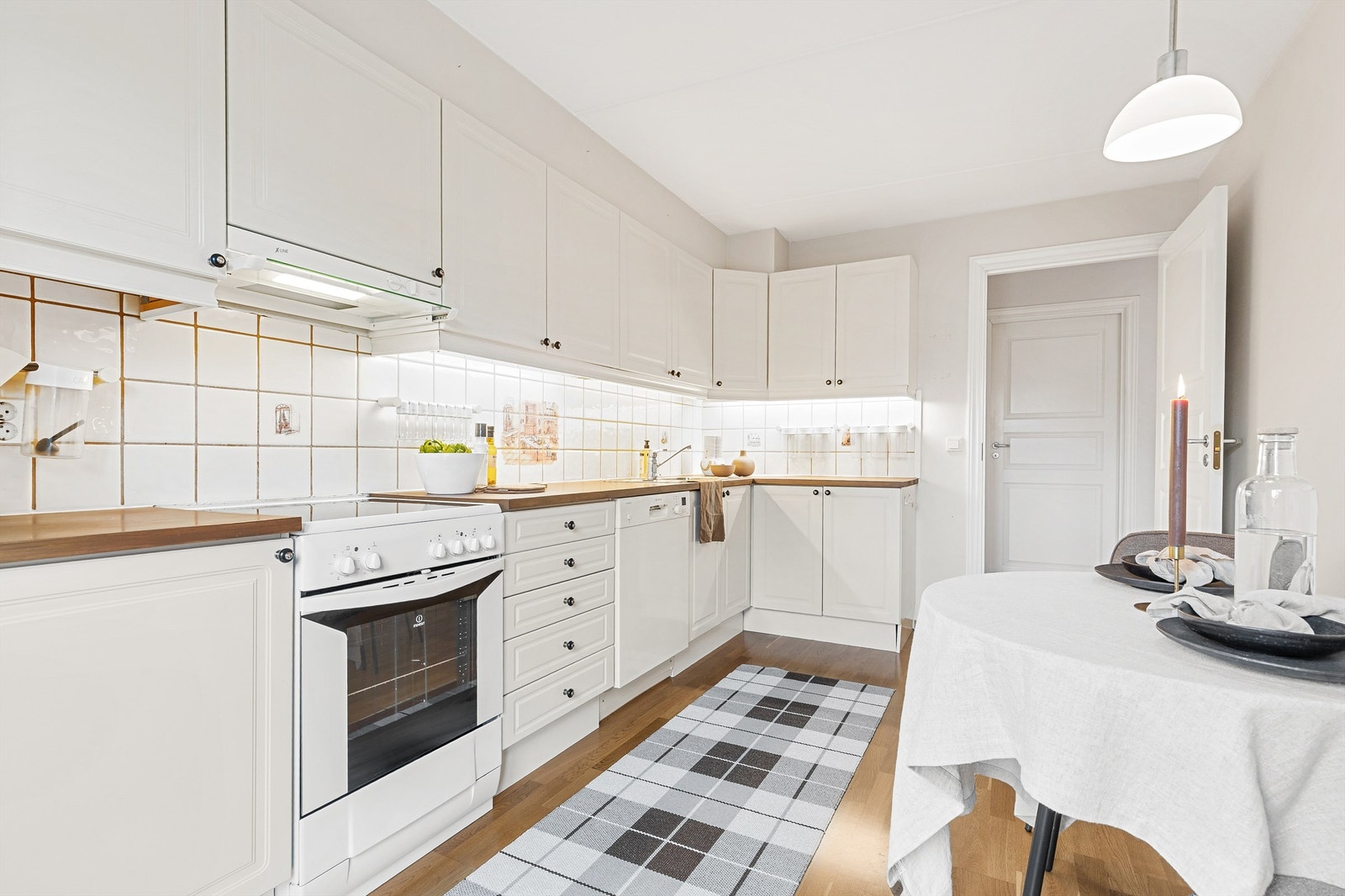 Innredning fra byggeår med profilerte fronter og benkeplater av laminat Galleribilde