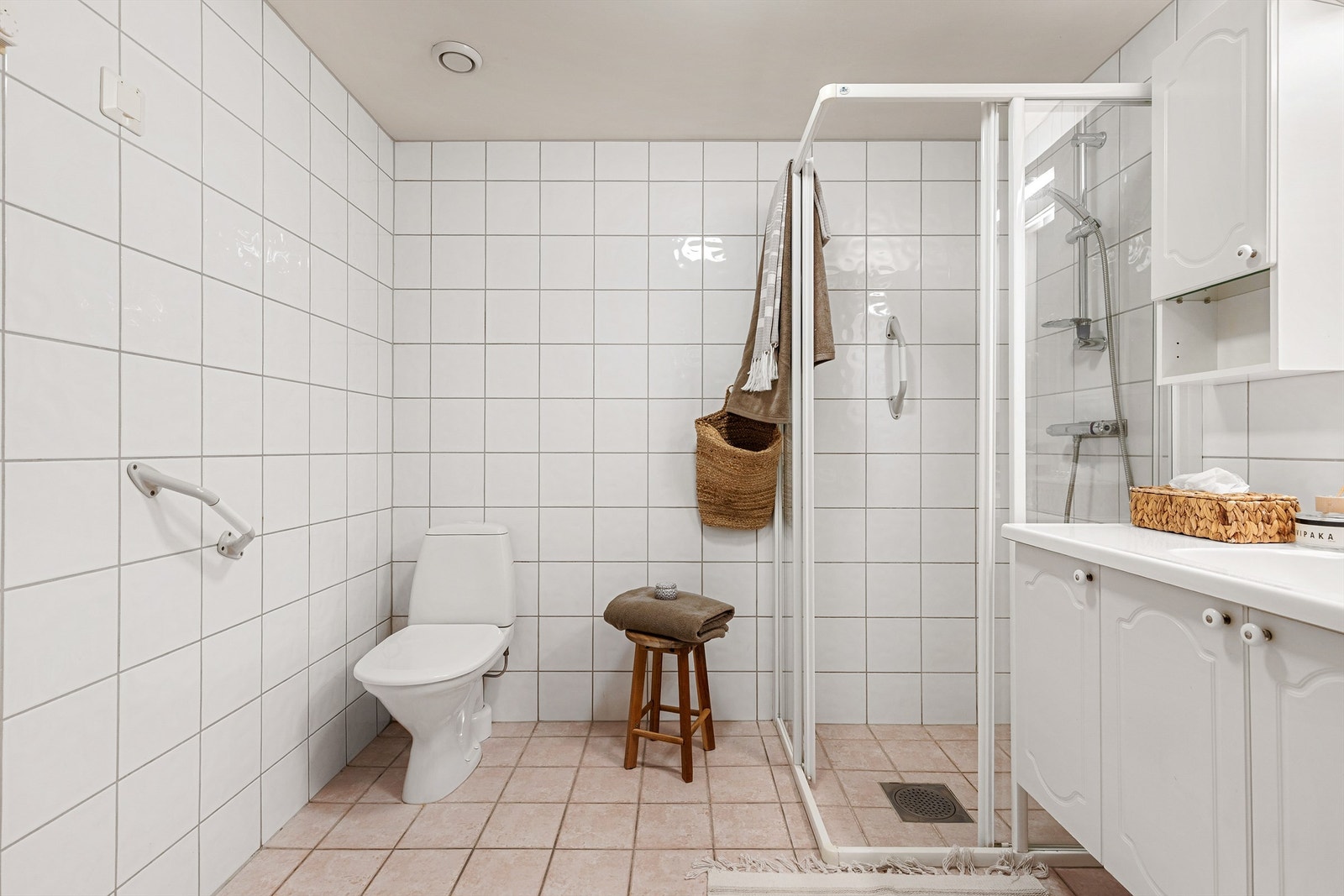 Dusjinnredning med skyvedører av glass. Gulvstående toalett. Galleribilde