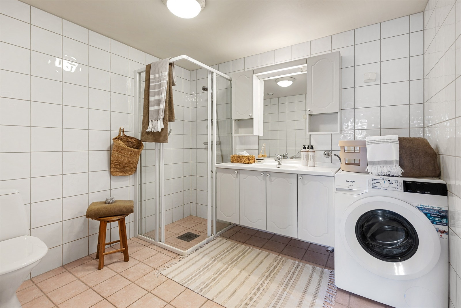 Stort baderom fra byggeår. Flislagt gulv med varme og flislagte vegger. Galleribilde